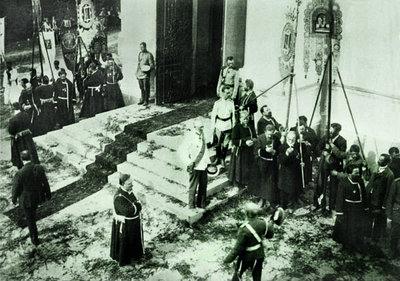 23.Ожидание крестн. хода со св. мощами на крыльце Кресто-Воздвиж. собора. Фото 22 мая 1910г.